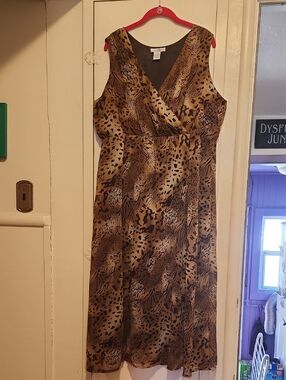 🔥Silhouette Sleeveless Animal-Print Midi Dress in Brown and Black